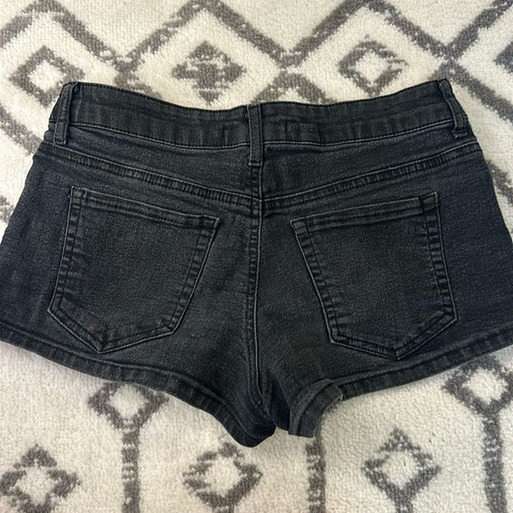 Forever 21 Low Rise Black Denim Jean Shorts Sz 26 - Picture 2 of 4